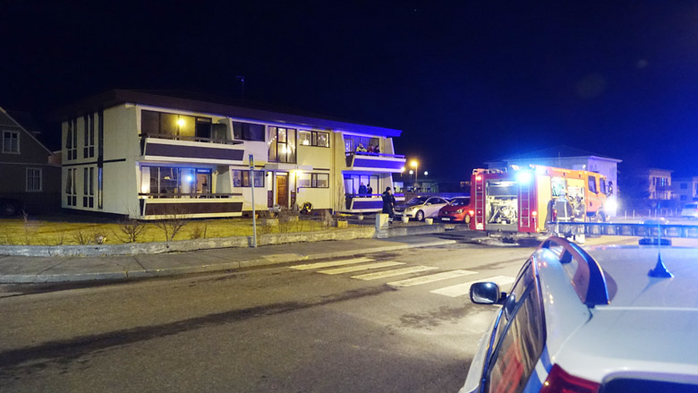 Karli og konu bjargað úr brennandi íbúð