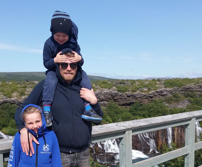 Innréttaður sendibíll varð aðal partýstaðurinn