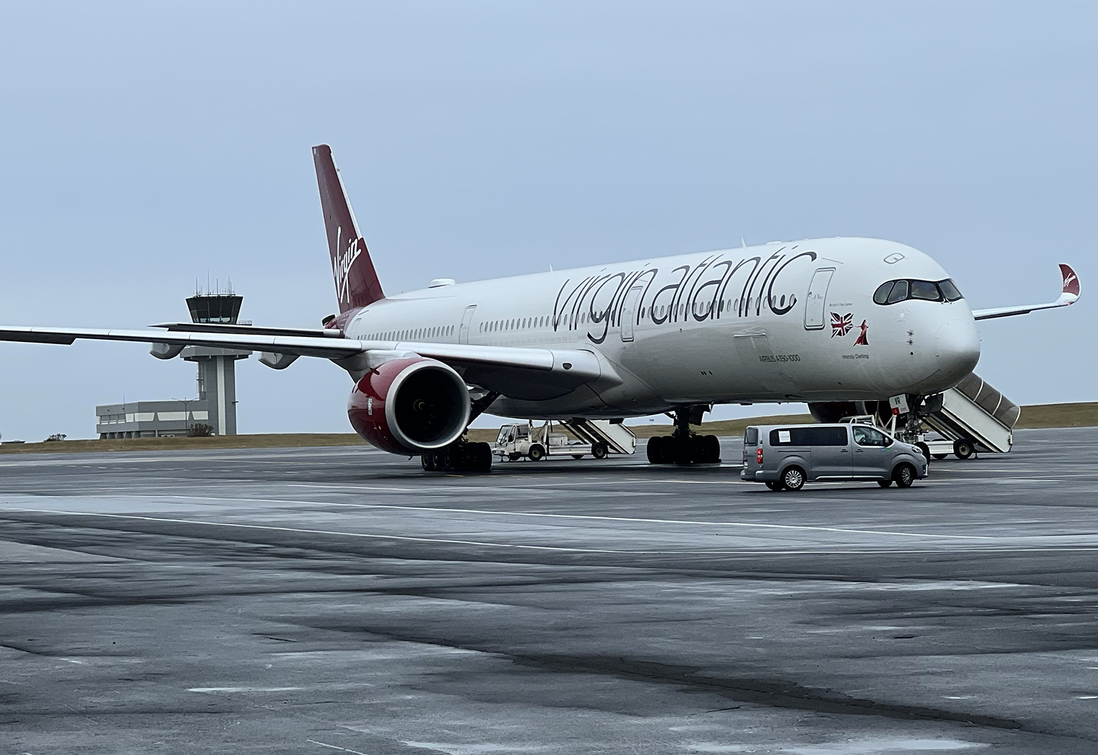 Lent með veikan farþega á Keflavíkurflugvelli