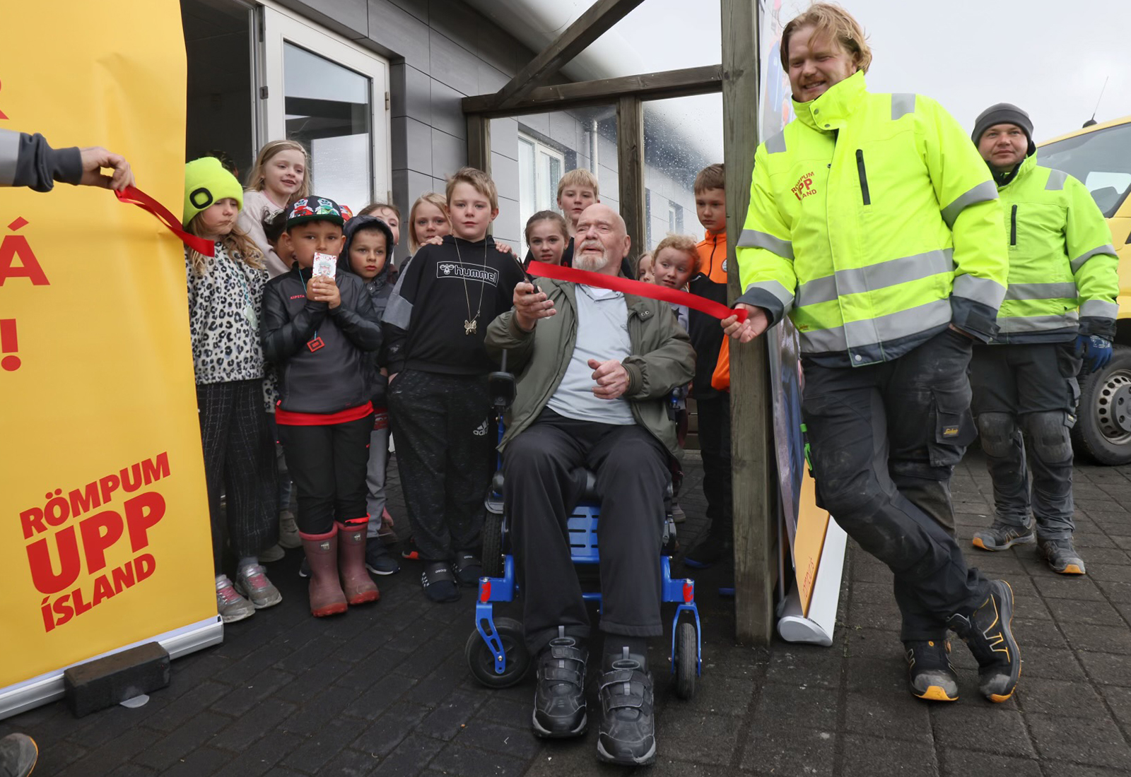 Eggert klippti á borðann við íþróttamiðstöðina