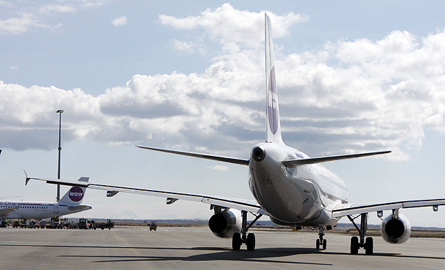 Leysigeisla beint að flugbrautum