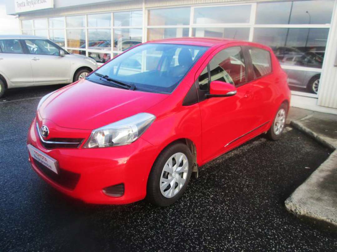 Rauðum Toyta Yaris stolið á Ásbrú
