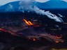 Flogið yfir glóandi hraunið sem flæðir yfir varnargarða í Svartsengi